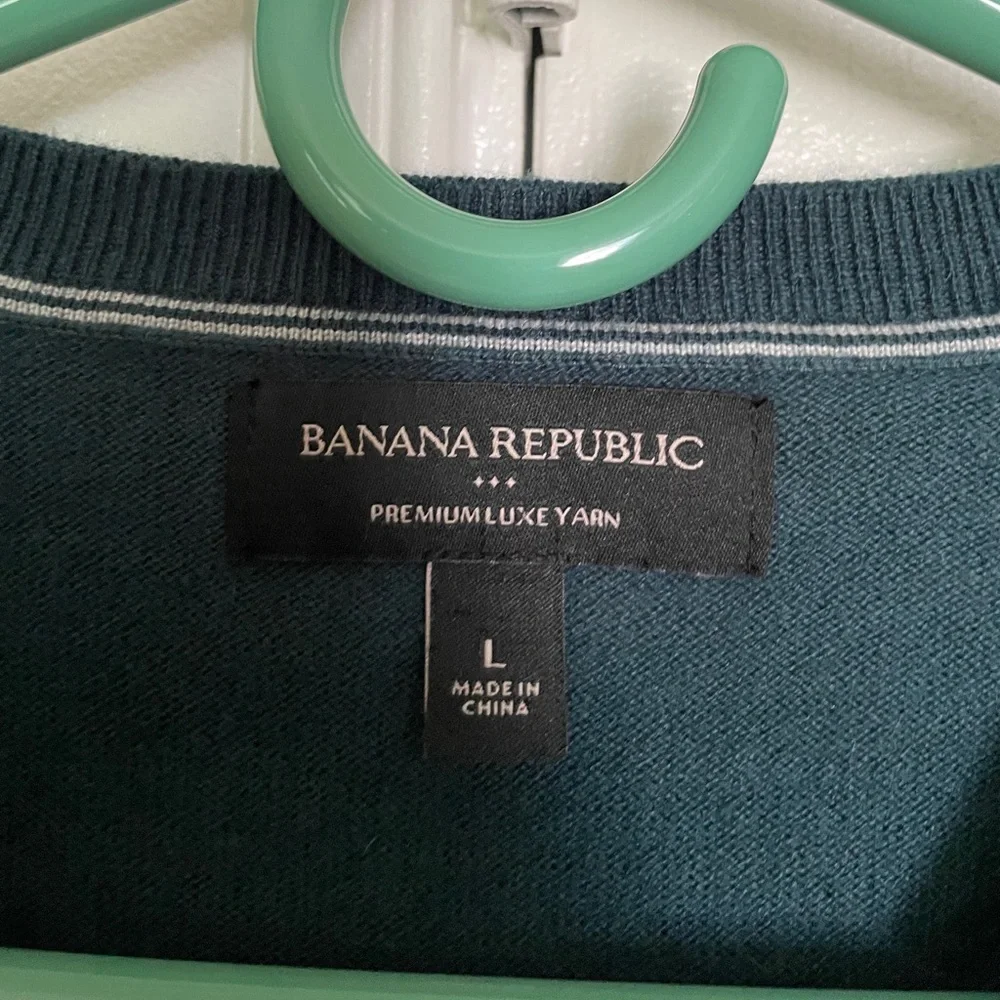 Banana Republic Men’s Premium Luxe Yarn V-Neck Sweater. Size Large.